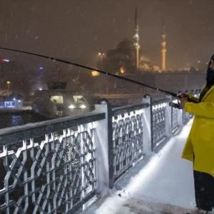 صيد الأسماك في ثلوج اسطنبول “متعة لا تُعوض” و”حالة عشق”