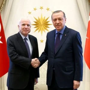 أردوغان يستقبل السيناتور الأمريكي ماكين في أنقرة