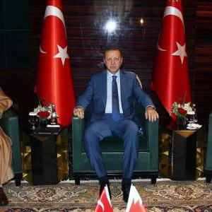 أردوغان يعقد اجتماعا مغلقا مع رئيس وزراء وولي عهد البحرين