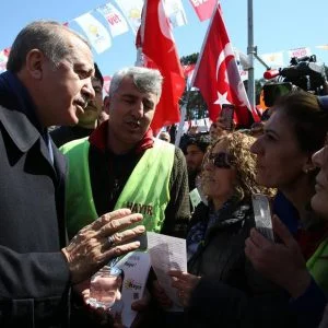 شاهد.. اردوغان يزور خيمة لمعارضي التعديلات الدستورية ويتبادل معهم الحديث