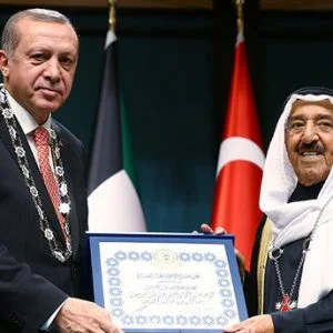 أردوغان وأمير الكويت يتبادلان الأوسمة