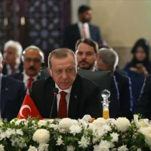 أردوغان يدعو إلى تعزيز التبادلات التجارية بين دول منظمة التعاون الاقتصادي