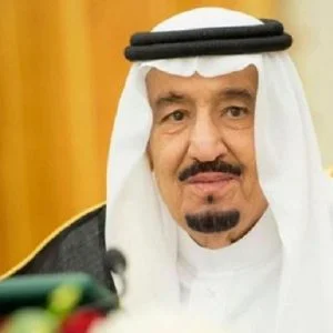 العاهل السعودي يأمر بإحالة وزير الخدمة المدنية للتحقيق