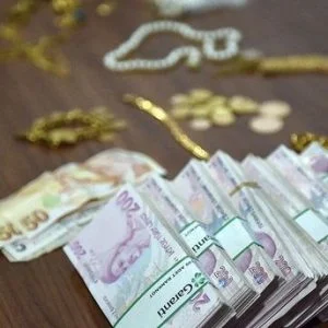 مسنة تركية تترك 50.000 دولار في حافلة عامة