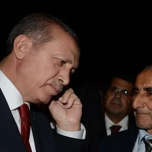 أردوغان يعزي سلفه غُل في وفاة والده