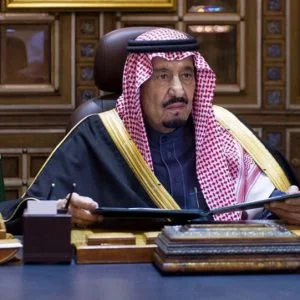 أمر ملكي سعودي بإعادة جميع البدلات والمكافآت لموظفي الدولة