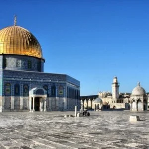 الفلسطينيون يدخلون المسجد الاقصى عصر اليوم مكبرين مهللين