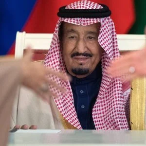 شاهد.. الملك سلمان يمازح الصحفيين الروس بهذه الطريقة