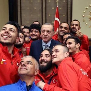 أردوغان يستقبل المنتخب التركي لكرة القدم لمبتوري الأطراف