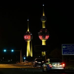 الكويت تتزين بالعلم التركي ترحيبا بالرئيس اردوغان