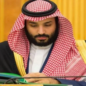 “بن سلمان” يلتقط “سيلفي” مع المواطنين (فيديو+صور)