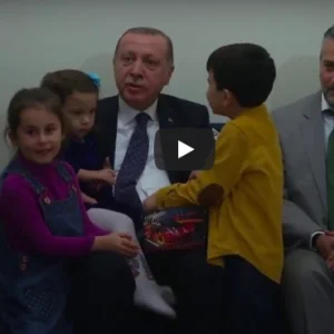 شاهد اردوغان يزور أحد المواطنين الذين أصيبوا ليلة الانقلاب الفاشل