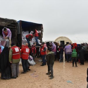 الهلال الأحمر التركي يقدم مساعدات إنسانية للنازحين في أعزاز السورية