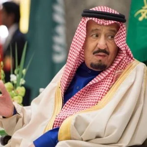 أول تعليق من الملك سلمان على استهداف الحوثيين السعودية