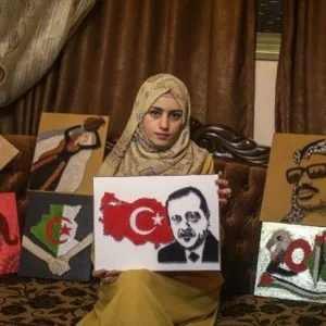 شابة فلسطينية ترسم “أردوغان” باستخدام “المسامير والخيوط”