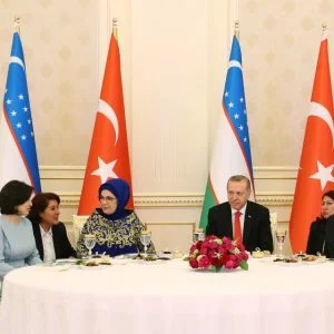 الرئيس الأوزبكي يقيم مأدبة غداء على شرف أردوغان