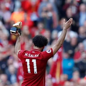 ابنة محمد صلاح تخطف الأنظار من والدها وجماهير ليفربول تصفر ضده من أجلها (فيديو)