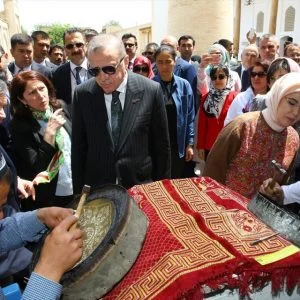 أردوغان يزور الأماكن التاريخية في مدينة “بخارى”