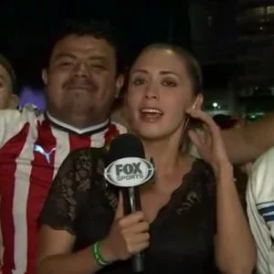 شاهد ما فعلته مراسلة قناة “Fox Sports Mexico”مع أحد مشجعي كرة القدم بعد أن تحرّش بها!