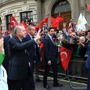 الأتراك يرحبون بأردوغان في لندن (صور، فيديو)