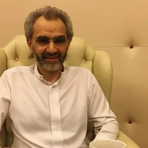 شاهد.. هكذا مازح الوليد بن طلال إحدى موظفاته