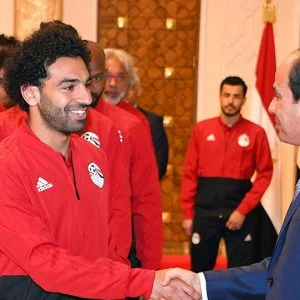 محمد صلاح يشعل حماس المصريين قبل السفر إلى روسيا (فيديو)