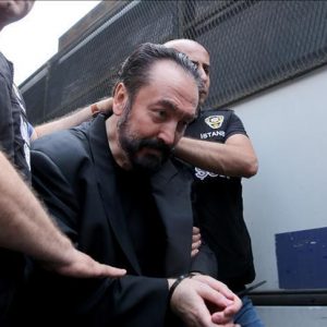 إحالة الداعية التركي “عدنان أوكتار” و58 مشتبهًا إلى المحكمة