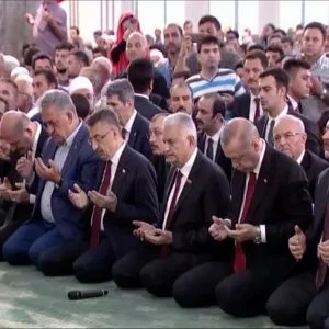 شاهد.. الرئيس أردوغان يشارك في الختمة الشريفة بأنقرة