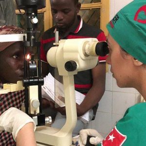أطباء أتراك يستعيدون بصر امرأة كفيفة في النيجر (قصة إنسانية)