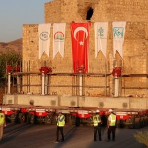 البدء بعملية نقل معقدة لبناء تاريخي يزن 1500 طناً في تركيا (صور،فيديو)