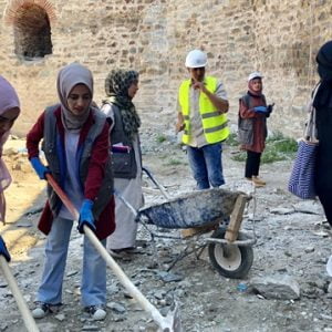 متطوعين أتراك ينظفون قبور أجدادهم العثمانيين بصربيا
