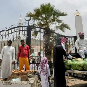 السعودية تحذر مواطنيها من مغادرة منازلهم في هذه الدولة