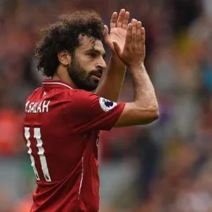 لماذا لم يحتفل محمد صلاح بالفوز على باريس سان جيرمان مع زملائه!