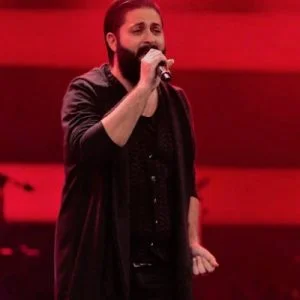 متسابق يصدم لجنة حكام «The Voice» تركيا.. غنَّى لعمرو دياب! (فيديو)