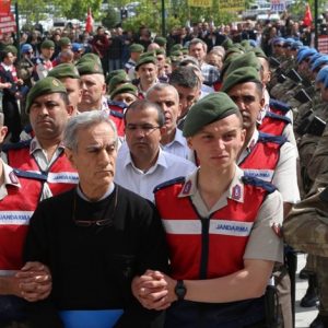 تركيا توقف 103 جنود للاشتباه في صلتهم بغولن