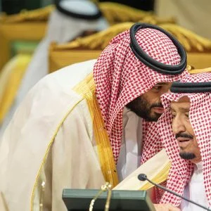 الكاميرات تلتقط حديثا بين محمد بن سلمان وممثل قطر في القمة الخليجية (فيديو)