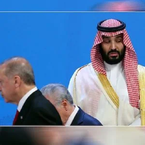 محمد بن سلمان يحني رأسه عند مرور الرئيس أردوغان