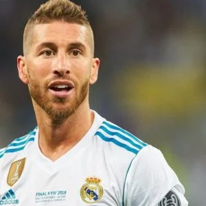 شاهد راموس متنكراً بزي خليجي في مسجد بالأمارات.. وزوجات لاعبي ريال مدريد يرتدين الحجاب