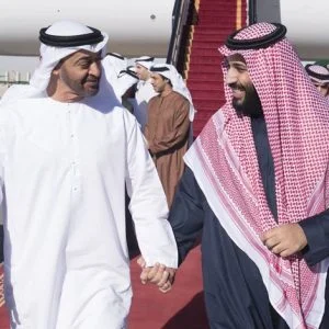 بن سلمان وبن زايد يلوّحان بهذه الإشارة.. ماذا تعني؟ (صور)