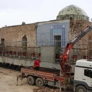 يعود إلى العهد الأيوبي… تركيا تنهي نقل مسجد في باطمان