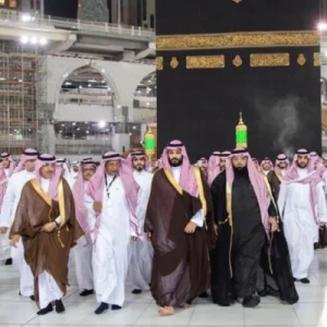 الأمير محمد بن سلمان يزور الكعبة ويشارك في غسلها ويتجول فوق سطحها (فيديو)