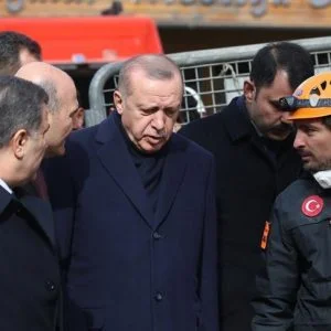 الرئيس أردوغان يتفقد موقع المبنى المنهار بإسطنبول