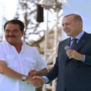 شاهد بالفيديو.. أردوغان يغني!!