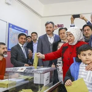 مرشحا “العدالة والتنمية” و “الشعب الجمهوري” بإسطنبول يدليان بصوتيهما في الانتخابات المحلية