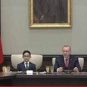 أردوغان يسلم مهام منصبه مؤقتاً لطفل في الحادية عشرة من عمره!!