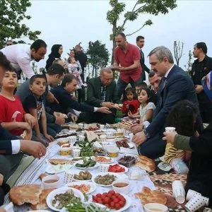 أردوغان ضيفا على مأدبة إفطار أسرة بإسطنبول (صور)