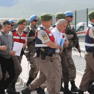 القضاء التركي يصدر مذكرات اعتقال بحق 176 عسكريا على صلة بغولن