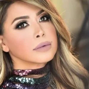 فنانة مشهورة ترد على صحفي طلبها للزواج عبر “تويتر”!!