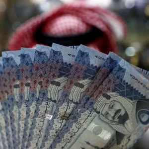 مرتبات فلكية في هيئة سعودية يكشفها خطأ صغير