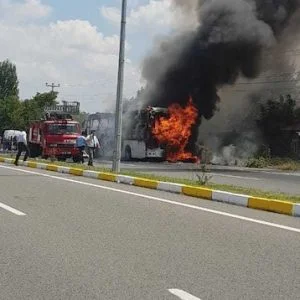 شاهد.. مقتل 5 اشخاص باحتراق حافلة سياحية في “بالق اسير” التركية